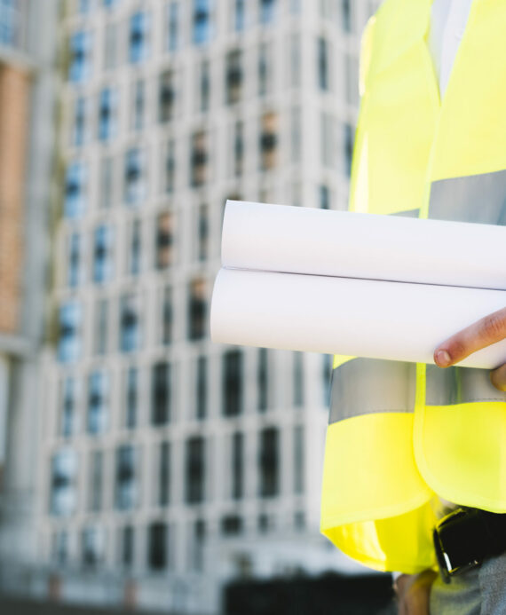close-up-man-security-jacket-avec-plans-de-construction