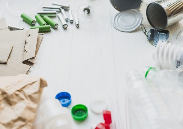 icone-de-recyclage-ecologique-sur-fond-texture-en-bois-avec-des-elements-de-recyclage